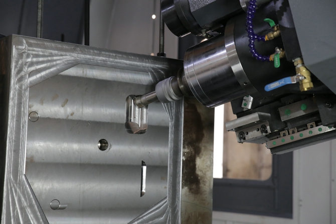 為什么臺翰機(jī)械的深孔機(jī)床是敞開式結(jié)構(gòu)？